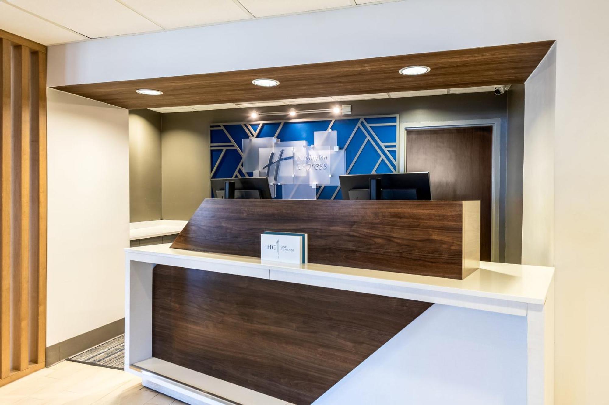 Holiday Inn Express Hotels- Hampton By Ihg Екстериор снимка